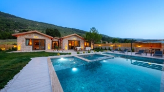 Villa Bellatrix | Doğa Manzaralı, Jakuzili Kiralık Villa – Sarıbelen
