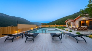 Villa Bellatrix | Doğa Manzaralı, Jakuzili Kiralık Villa – Sarıbelen