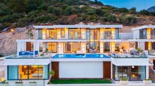 Villa Anatolia 1 | Kalamar’da Deniz Manzaralı, Asansörlü & Spor Odalı 