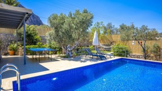 Villa Gri Ulugöl | Doğa İçinde 4 Kişilik Jakuzili Kalkan Balayı & Aile
