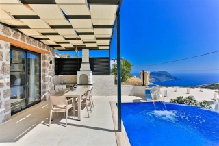 Villa Kızılkaya – Kalkan Akbel’de Korunaklı, Isıtmalı Havuzlu Villa