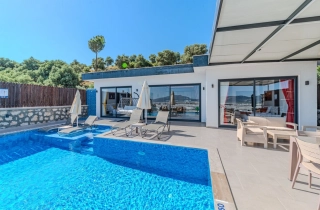 Villa Asmina – Kalkan Çavdır’da Korunaklı Havuzlu Jakuzili Aile Villas