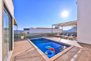 Villa Alpanos | Kaş Çukurbağ’da Korunaklı Havuzlu, Doğa Manzaralı