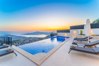 Villa Yeşim | Kalkan Kördere’de Deniz Manzaralı, Jakuzili, Saunalı