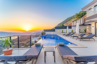 Villa Yeşim | Kalkan Kördere’de Deniz Manzaralı, Jakuzili, Saunalı