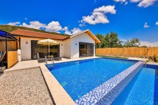 Villa Erisa – Kalkan Sarıbelen’de Jakuzili, Korunaklı Balayı Villası