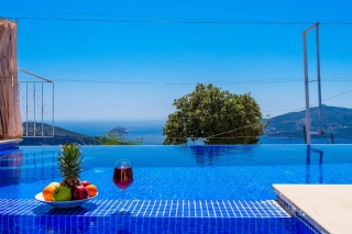 Villa Sarnıç Kördere | Kalkan Kördere’de Jakuzili, Çocuk Havuzlu 