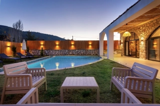 Villa Ark | Kalkan Sarıbelen’de Taş Mimarili, Jakuzili ve Özel Havuzlu