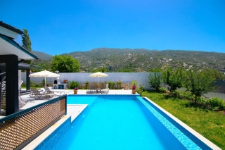 Villa Yeşil Deniz | Kalkan İslamlar’da Doğayla İç İçe, Korunaklı Havuz