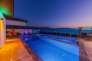 Villa Melida Duo – Yeşilköy’de Korunaklı, Jakuzili Balayı Villası