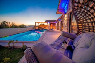 Villa İnci Üzümlü – Üzümlü’de Korunaklı, Jakuzili Doğa Manzaralı Villa