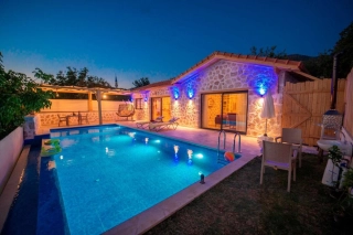 Villa Mercan Üzümlü – Korunaklı, Jakuzili Balayı Villası