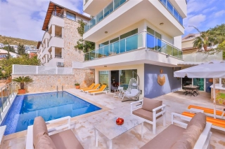 Villa Golden Lotus – Kalamar’da Deniz Manzaralı, Modern Aile Villası
