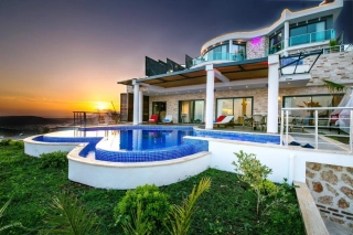 Villa Stone Heart | Kalkan Akbel’de Kalp Şeklinde Havuzlu, Jakuzili