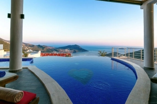 Villa Stone Heart | Kalkan Akbel’de Kalp Şeklinde Havuzlu, Jakuzili