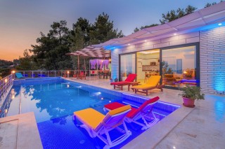 Villa Haki | Kapalı Havuzlu, Jakuzili Balayı Villası (2 Kişi) — Kalkan