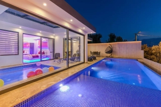 Villa Şakşuka | Kalkan Üzümlü’de Jakuzili, Isıtmalı Kapalı Havuzlu
