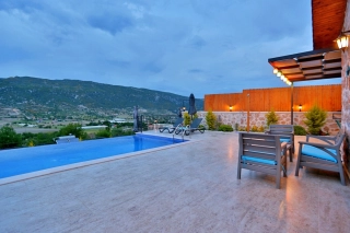 Villa Çamdibi – Kalkan Sarıbelen’de Jakuzili, Korunaklı Kiralık Villa