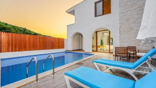 Villa Ceyhan | Kalkan Sarıbelen’de Jakuzili, Korunaklı Balayı ve Aile 