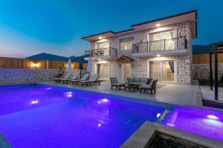 Villa Lavinia – Kalkan Üzümlü’de Manzaralı, Korunaklı Tatil Villası