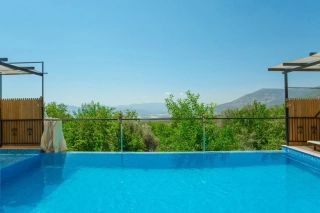 Villa Işık Üzümlü | Kalkan Üzümlü’de Jakuzili, Korunaklı Havuzlu