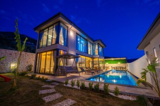 Villa Colosseum | Korunaklı Bahçeli, Jakuzili 2+1 Lüks Villa 