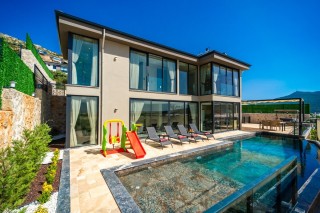 Villa Bogota | Korunaklı Bahçeli, Jakuzili 2+1 Lüks Villa