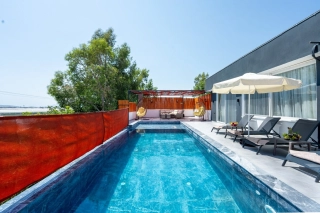 Villa Alibey | Kalkan Çayköy’de Korunaklı, Jakuzili, Havuzlu 3+1 Villa