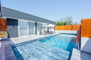 Villa Alibey | Kalkan Çayköy’de Korunaklı, Jakuzili, Havuzlu 3+1 Villa