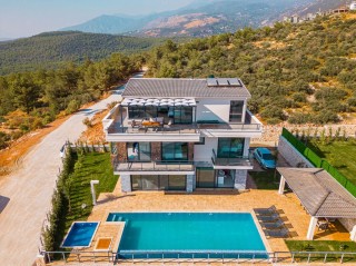 Villa İnci Akbel – Kalkan’da Deniz Manzaralı, Jakuzili, Havuzlu Villa