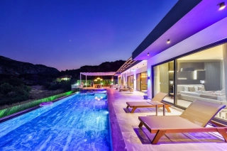 Villa Free | Doğa İçinde Isıtmalı Kapalı Havuzlu, Saunalı ve Jakuzili 