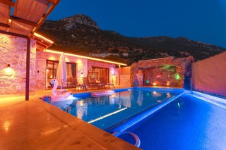 Villa Jungle – Kalkan Akbel’de Korunaklı Havuzlu Jakuzili Villa