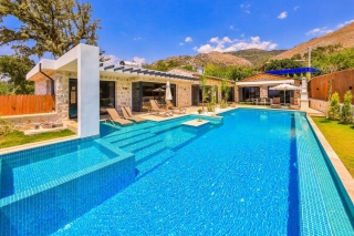 Villa Tan – Kalkan Üzümlü’de Kapalı Havuzlu, Saunalı ve Jakuzili Lüks 