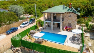 Villa Güneş Kaş – Pınarbaşı’nda Doğa Manzaralı, 6 Kişilik Villa