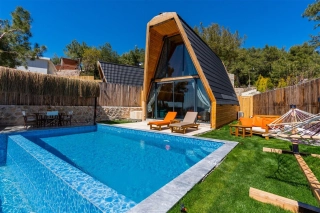 Villa Pedro – İslamlar’da Korunaklı, Özel Havuzlu Balayı Bungalovu