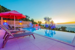 Villa Yiğit 2 – Yeşilköy’de Korunaklı, Jakuzili Balayı ve Aile Villası