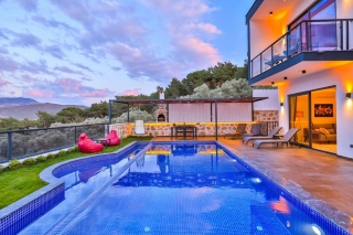 Villa Zirve 1 – Kalkan Yeşilköy’de Korunaklı, Jakuzili ve Havuzlu