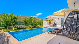 Villa Sakız | Kalkan Sarıbelen’de Jakuzili, Kapalı Isıtmalı Havuzlu