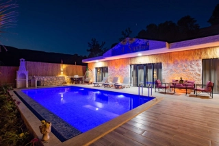 Villa Sunflower | Kalkan Sarıbelen’de Jakuzili, Doğa İçinde, Korunaklı