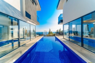 Villa Zümrüt Kördere – Kalkan’da Deniz Manzaralı, Isıtmalı Havuzlu