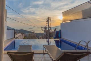 Villa Bercesti: Korunaklı Havuzlu Romantik Balayı Villası ile Unutulma