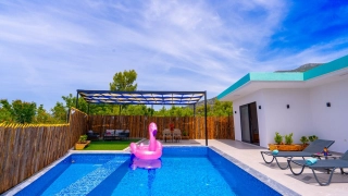 Villa Rose Çayköy 2: Romantik Balayı Villası & Jakuzili Özel Havuzlu 