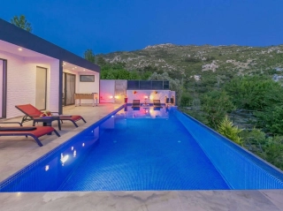 Villa Viva | Kalkan İslamlar’da Korunaklı Jakuzili Lüks Balayı Villası