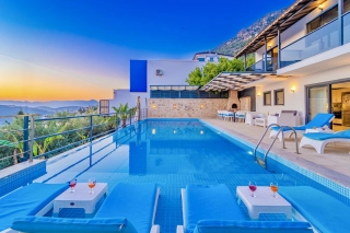 Villa Elmas Kördere | Kalkan’da Korunaklı Havuzlu 12 Kişilik Villa