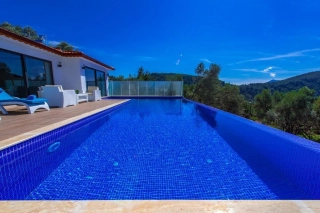 Villa Lunna | Kalkan Üzümlü’de Korunaklı ve Jakuzili Villa
