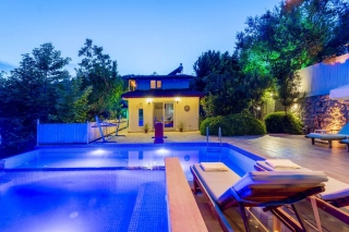 Villa Tüzer | Kalkan İslamlar’da Korunaklı Havuzlu Jakuzili Villa