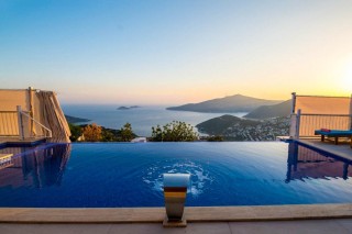 Villa Sur – Doğa İçinde, Isıtmalı Havuzlu, Tek Katlı Lüks Tatil Villa