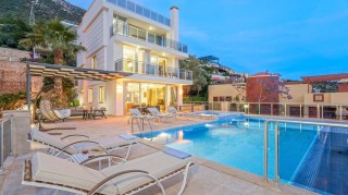 Villa Cina | Kalkan Kızıltaş’ta Manzaralı, Master Süitli 5 Odalı Villa