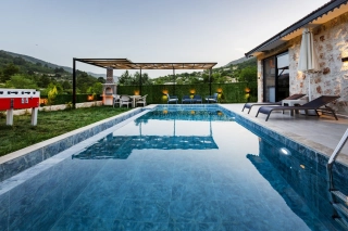 Villa Menesa | Kalkan Sarıbelen’de Korunaklı, Jakuzili Muhafazakar 