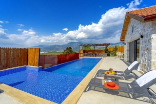 Villa Gemicik – Çocuk Havuzlu, Taş Yapı, 4 Kişilik Muhafazakâr Villa